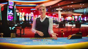 Meja permainan blackjack dengan kartunya terbuka dan chip taruhan