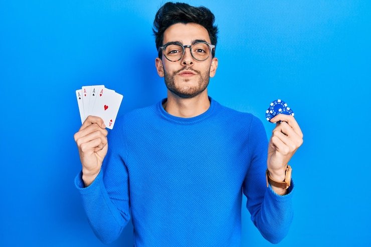 Dealer kasino live sedang membagikan kartu pada meja blackjack